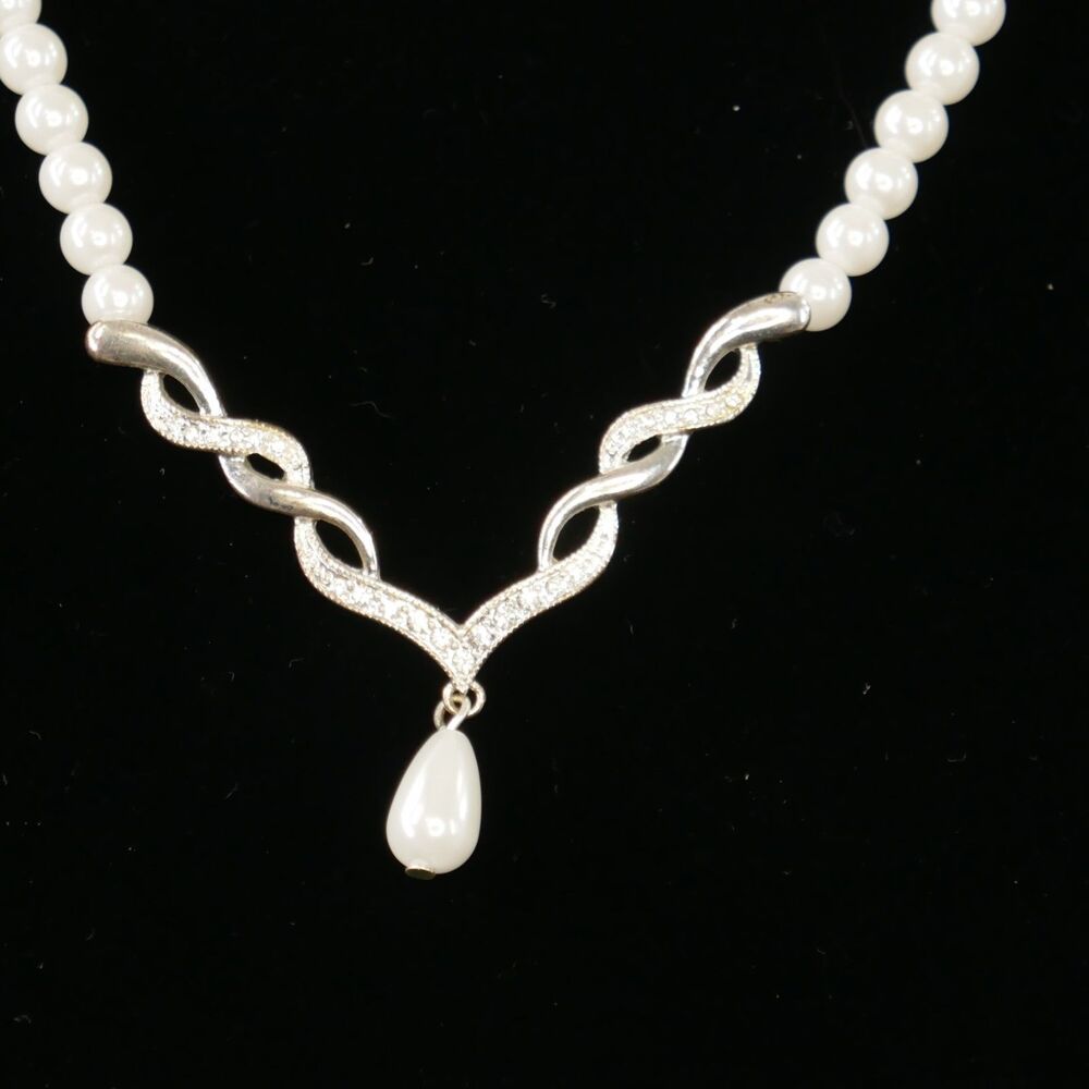 Avon White Imitation Pearl Necklace Bridal Silvertone Crystal 16 inch Adjustable